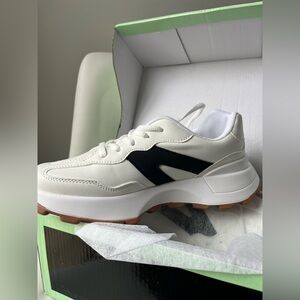 New never worn women’s casual sneakers